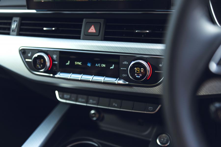 Детали интерьера Audi A4 35 TFSI Sport (B9) 2019 года  (UK) (фото 15 из 21)